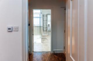 Bath City One-Bed Retreat - 3