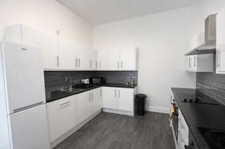 The Big Home - 8 bedrooms, 11 Beds, Long stays welcome, Free parking - 8
