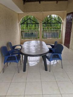 Appartement Lomé Togo Spacieux et Meublé 4 min de l'aéroport Wifi et Espace aéré gratuit Eau chaude Compteur Electrique personnalisé Gaz butane disponibles dont chargement à charge du voyageur - 8