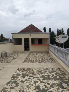 Appartement Lomé Togo Spacieux et Meublé 4 min de l'aéroport Wifi et Espace aéré gratuit Eau chaude Compteur Electrique personnalisé Gaz butane disponibles dont chargement à charge du voyageur - 6