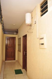 Appartement Lomé Togo Spacieux et Meublé 4 min de l'aéroport Wifi et Espace aéré gratuit Eau chaude Compteur Electrique personnalisé Gaz butane disponibles dont chargement à charge du voyageur - 5
