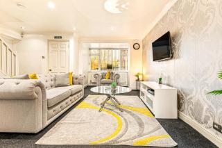 4 Bedrooms Homely House - Sleeps 8 Comfortably with 4 Double Beds, Leicester, Free Private Parking, Business Travellers, Contractors, & Holiday-Goers, Near All Major Transport Links in Leicester & City Centre - 0
