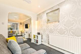 4 Bedrooms Homely House - Sleeps 8 Comfortably with 4 Double Beds, Leicester, Free Private Parking, Business Travellers, Contractors, & Holiday-Goers, Near All Major Transport Links in Leicester & City Centre - 6