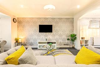 4 Bedrooms Homely House - Sleeps 8 Comfortably with 4 Double Beds, Leicester, Free Private Parking, Business Travellers, Contractors, & Holiday-Goers, Near All Major Transport Links in Leicester & City Centre - 8