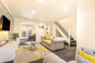 4 Bedrooms Homely House - Sleeps 8 Comfortably with 4 Double Beds, Leicester, Free Private Parking, Business Travellers, Contractors, & Holiday-Goers, Near All Major Transport Links in Leicester & City Centre - 4