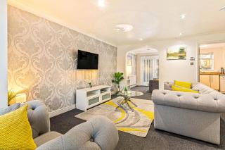 4 Bedrooms Homely House - Sleeps 8 Comfortably with 4 Double Beds, Leicester, Free Private Parking, Business Travellers, Contractors, & Holiday-Goers, Near All Major Transport Links in Leicester & City Centre - 1