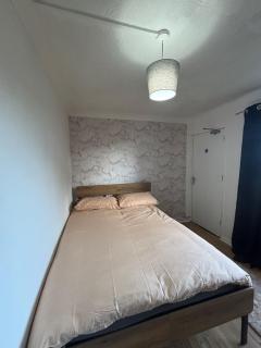 Cosy room 1 Gatwick Airport - 3