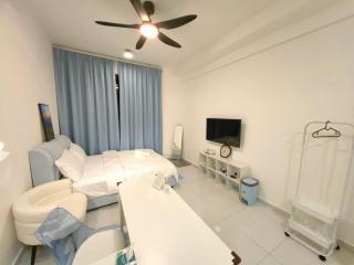 Bukit Indah Skytree Comfort Creamy Studio Apartment - 4