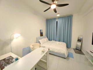Bukit Indah Skytree Comfort Creamy Studio Apartment - 3