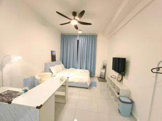 Bukit Indah Skytree Comfort Creamy Studio Apartment - 2