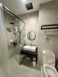 Bukit Indah Skytree Comfort Creamy Studio Apartment - 6