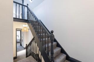 Town Centre 6 Bed Home Work Rest Warrington - 5