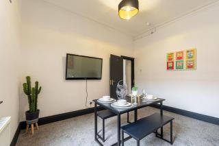 Town Centre 6 Bed Home Work Rest Warrington - 4