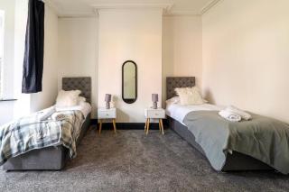 Town Centre 6 Bed Home Work Rest Warrington - 3