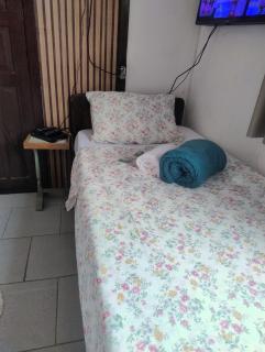 Hospedagem corporativa com quarto econômico e banheiro privativo Self check in perto CMPC e BR 116 - 4