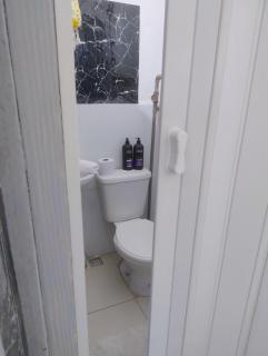 Hospedagem corporativa com quarto econômico e banheiro privativo Self check in perto CMPC e BR 116 - 5