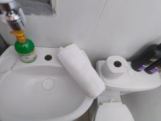 Hospedagem corporativa com quarto econômico e banheiro privativo Self check in perto CMPC e BR 116 - 6