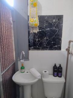 Hospedagem corporativa com quarto econômico e banheiro privativo Self check in perto CMPC e BR 116 - 7