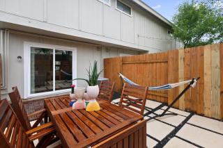 Contemporary Couples Getaway Near Austin Favorites - Loft 21 - 8