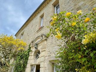 Le Manoir des Doyens Loft - Sleeps 8 - D-Day Museum on-site - Ten Minute Walk to Commonwealth Cemetery! - 3