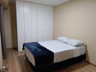 Cozy Central Apartment Ideal for Work & Travel - 4