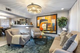 Modern Dallas 2BR Patio, Pool & Secure Parking - 0