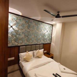 Hotel Shaurya Inn Lodging - 8