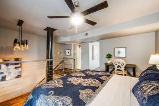 Dallas Treehouse Loft w Pool & Fire - 1