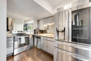 Spacious 2-story Loft Oasis in Historic Swiss Ave - 8