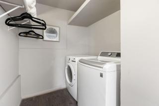 Bright & Breezy 2-Story Loft in Dallas - 6