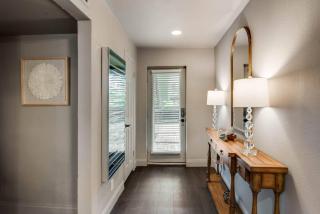 Contemporary Dallas 2BR Condo Patio & Pool - 2