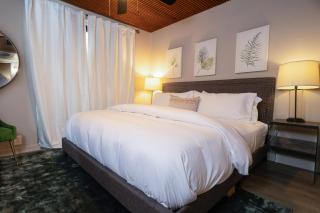 Elegant 2BR w Resort Courtyard in Central Dallas - 1
