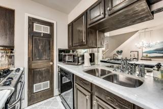 Chic 2BR Loft w Balcony in Historic Munger Place - 4