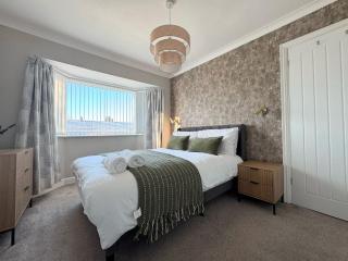 Big 4 Bedroom House for Work Groups near NEC, JLR, HS2 with Private Driveway - 5