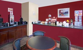 Super 8 by Wyndham Mt. Pleasant - 2