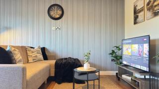 Stylish 2 Bedroom Apartment With 2 Bathrooms and Free Gated Parking - 1