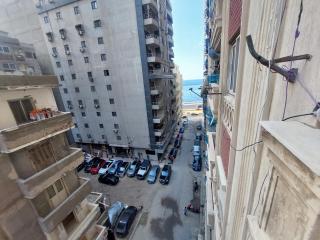 شقة 114م مفروشة ش15 خطوات من البحر وتراه سيدى بشر - 0