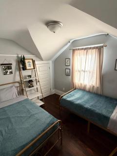 5-Bedroom Victorian Home Private Yard Sleeps 10 - 2