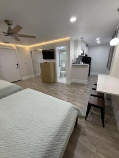 Renovated Beachfront Studio, New Kitchen, Pool - 4