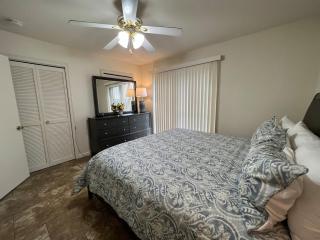 King bed first floor Mid City with Parking - 8