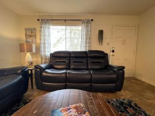 King bed first floor Mid City with Parking - 5