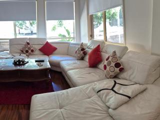 Roxy - A Spacious Cosy Getaway - Near Mel Airport - 2