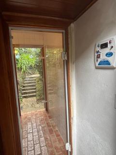 "Charme do Embaixador"- Equipadíssima para 9 pessoas - SAUNA , FORNO PIZZA, PIANO, SKY TV - 5000 m2 de ar puro - Caseiro Mordomia - 3