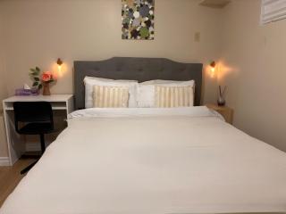 Vita House - Rogers Stadium and Yorkdale Mall Toronto - quiet and cozy bedrooms - 9