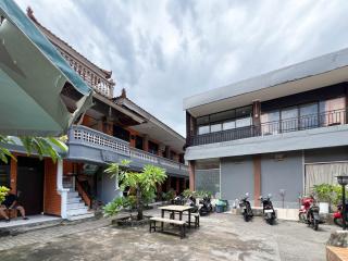 RedDoorz at Mahendra Beach Inn Kuta - Kuta - 2