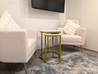 Stylish & Modern Condo - FREE Parking & EV Chargers - 7