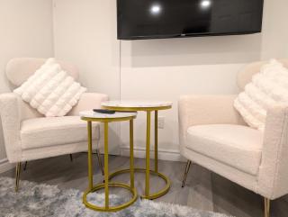 Stylish & Modern Condo - FREE Parking & EV Chargers - 1