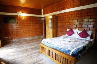 Stay with Lakeview Ponnampet - 4