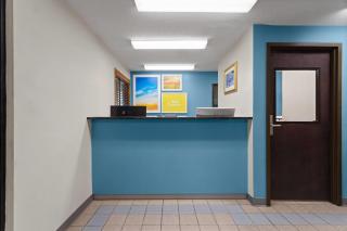 Days Inn by Wyndham Austin - 5