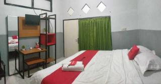 RedDoorz Plus near Alun Alun Sumenep - 5